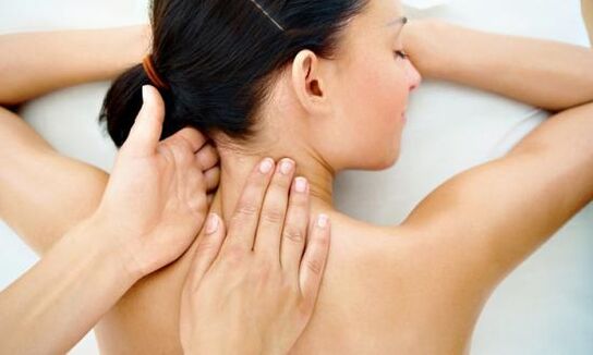 Massagem da coluna cervical para osteocondrose
