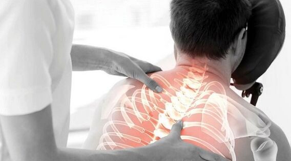 exame por um médico para dor nas costas sob a omoplata esquerda