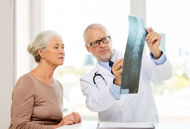 O médico determina osteocondrose cervical em um paciente por meio de radiografia